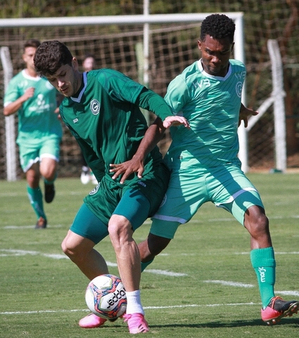 Marcelo Cabo observa jogo-treino com o Sub-20