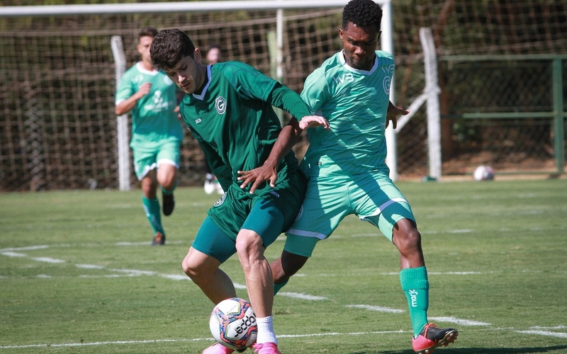 Marcelo Cabo observa jogo-treino com o Sub-20