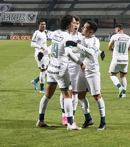 Com belo gol de Nicolas, Goiás busca empate com o Coritiba no Couto Pereira
