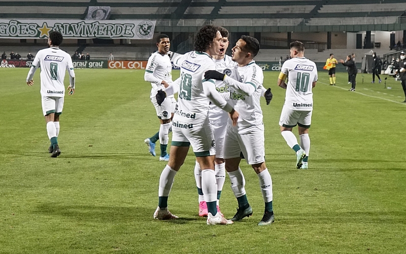 Com belo gol de Nicolas, Goiás busca empate com o Coritiba no Couto Pereira
