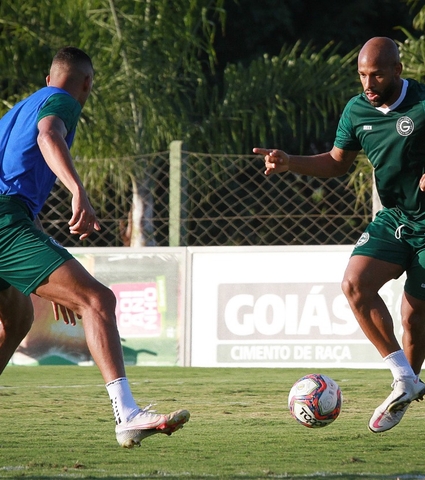 Goiás faz treino tático antes de viajar para duelo com o Brusque