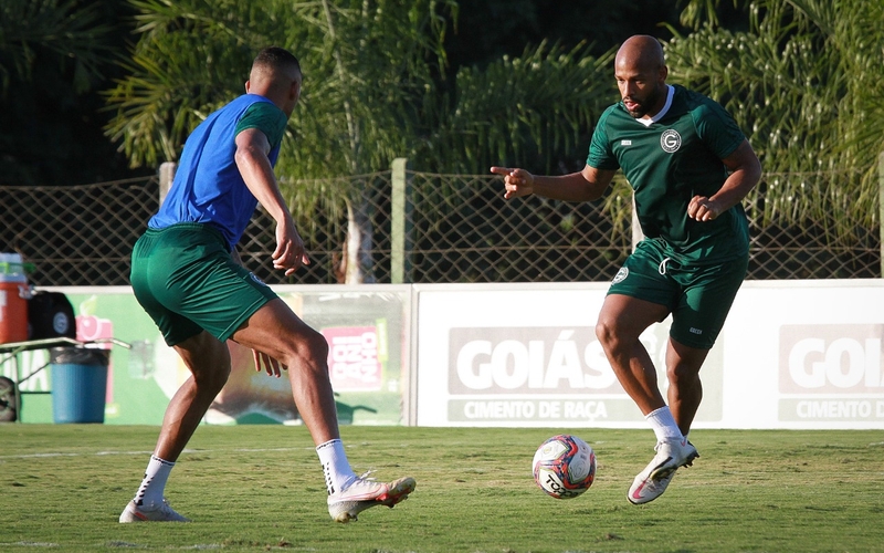 Goiás faz treino tático antes de viajar para duelo com o Brusque