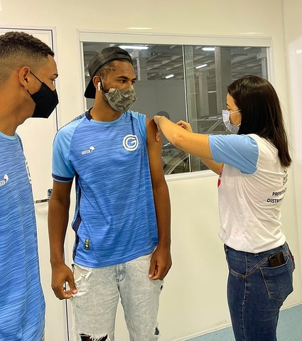 Serviço Social: Atletas do Sub-20 esmeraldino recebem a 1ª dose da vacina contra a COVID-19