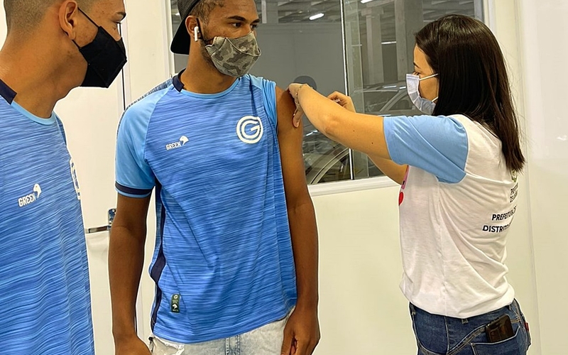 Serviço Social: Atletas do Sub-20 esmeraldino recebem a 1ª dose da vacina contra a COVID-19