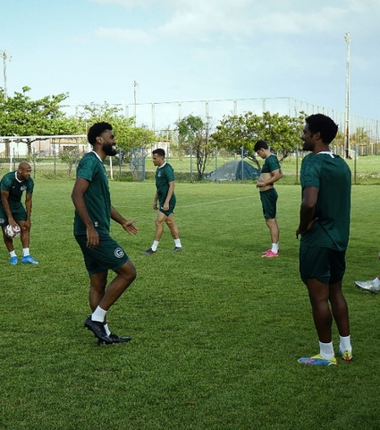 Em Sergipe, Goiás faz último treino antes do jogo contra o Confiança/SE