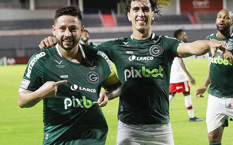 Em duelo do G-4, Goiás bate o CRB, volta a vice-liderança e conquista sua 11ª vitória