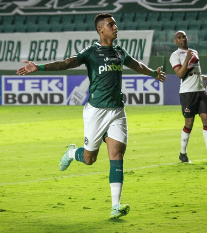 Empurrado pela torcida, Goiás vence o Brasil/RS e segue forte em busca do acesso