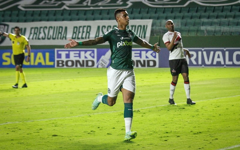 Empurrado pela torcida, Goiás vence o Brasil/RS e segue forte em busca do acesso