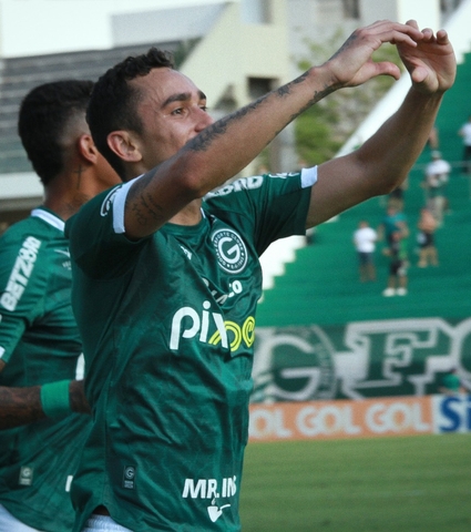 Luan Dias marca dois, Goiás bate o Vitória por 3 a 0, e volta a subir na tabela