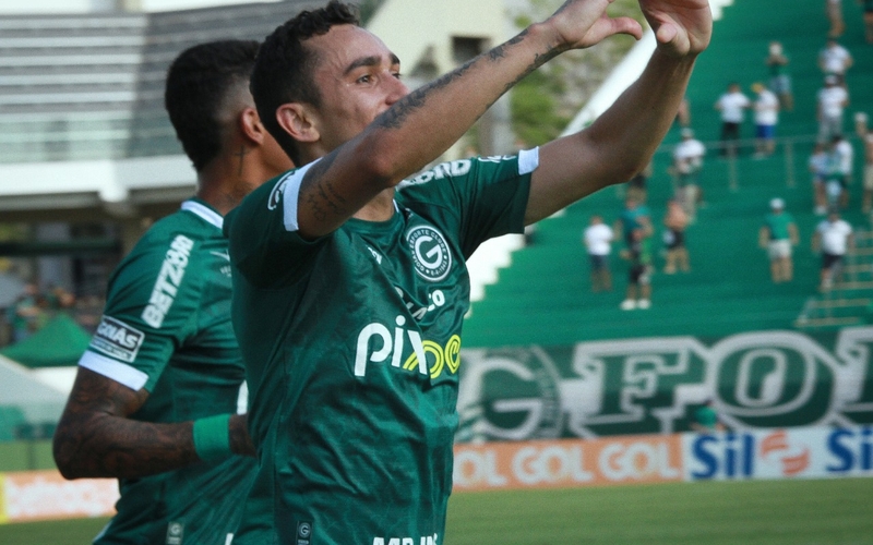 Luan Dias marca dois, Goiás bate o Vitória por 3 a 0, e volta a subir na tabela