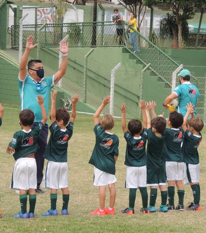 Dia das crianças: Escolinha de futebol promove atividade na Serrinha