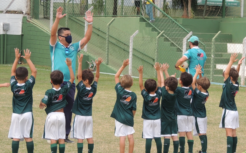 Dia das crianças: Escolinha de futebol promove atividade na Serrinha