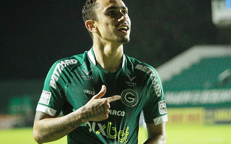 Com apoio da torcida, Goiás vence o CSA por 3 a 1, em confronto direto pelo G-4