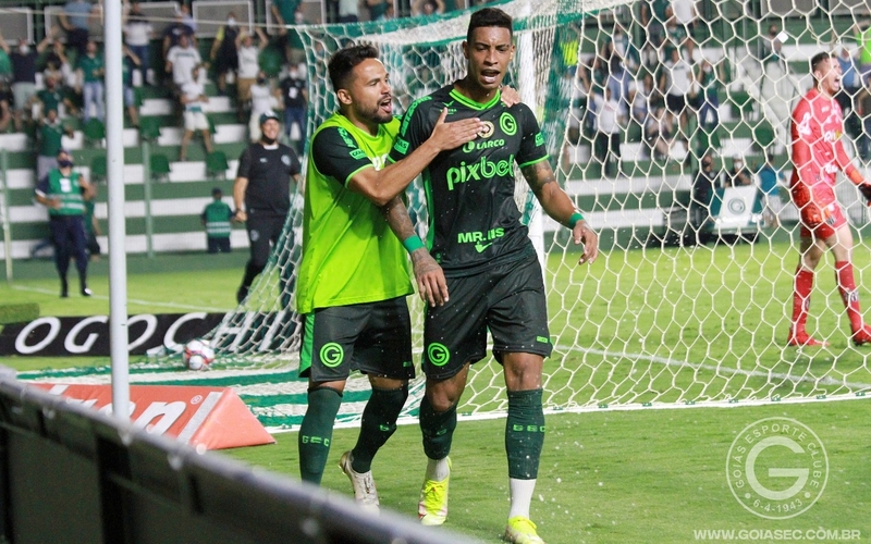 Apoiado pela torcida, Goiás busca o empate com a Ponte Preta na Serrinha, 2 a 2