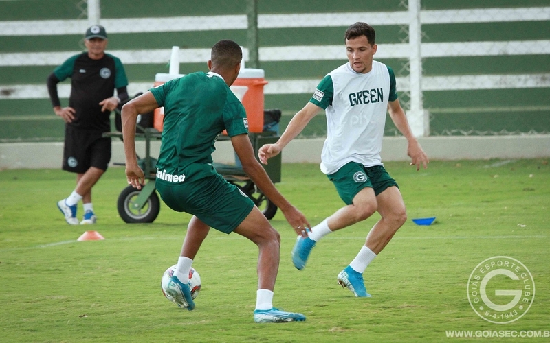 Goiás trabalha de olho no duelo com o Operário no Paraná