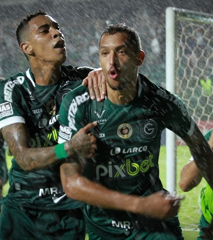 Goiás se impõe na Serrinha e conquista importante vitória contra o Coritiba, 2 a 1