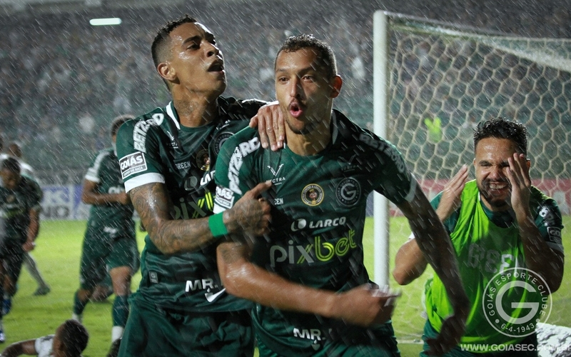Goiás se impõe na Serrinha e conquista importante vitória contra o Coritiba, 2 a 1