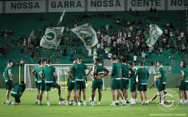 Com a presença da torcida, Goiás realiza treino na Serrinha