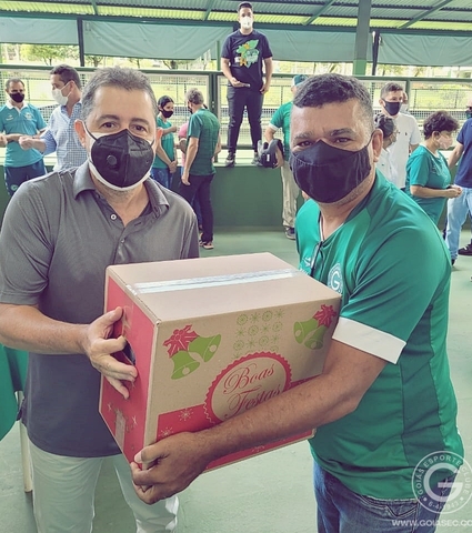 Colaboradores do Goiás recebem cesta natalina