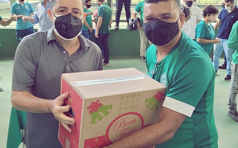 Colaboradores do Goiás recebem cesta natalina