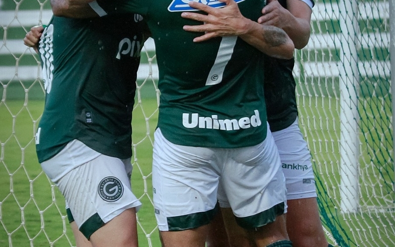Apodi e Vinícius marcam e Goiás vence o Goianésia, 2 a 0