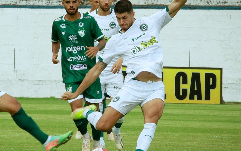 No Arapucão, Goiás faz 3 a 0 na Jataiense e chega a cinco jogos de invencibilidade
