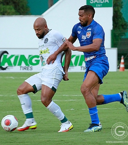 Com lindo gol de Fellipe Bastos, Goiás vira pra cima do Grêmio e fecha 1ª fase do estadual em primeiro