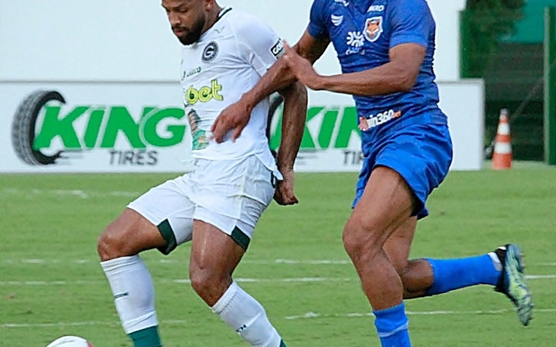 Com lindo gol de Fellipe Bastos, Goiás vira pra cima do Grêmio e fecha 1ª fase do estadual em primeiro