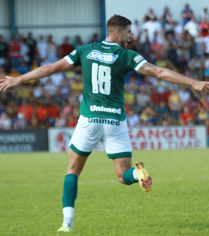 Pedro Raul marca dois e Goiás abre vantagem contra o Iporá, na Semifinal do estadual