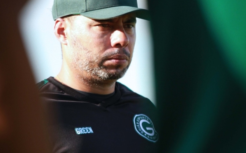 Jair Ventura comanda treino tático no CT