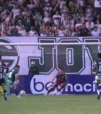 Com a Serrinha lotada, Goiás vence o Santos e sobe na tabela da Série A