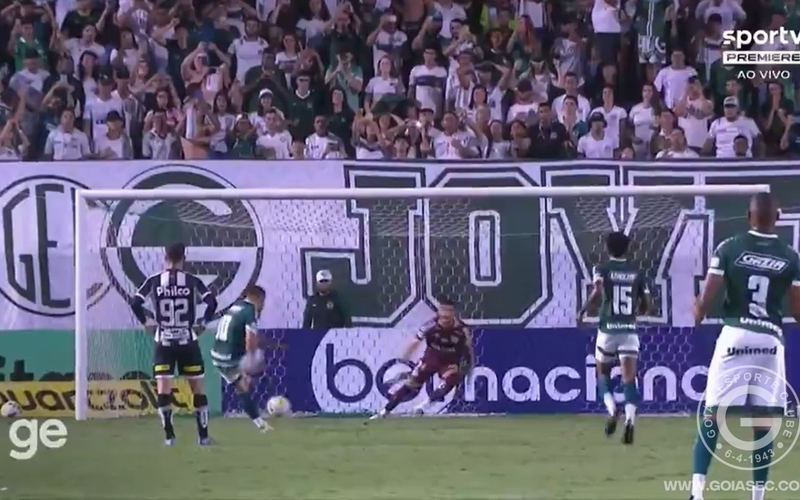 Com a Serrinha lotada, Goiás vence o Santos e sobe na tabela da Série A