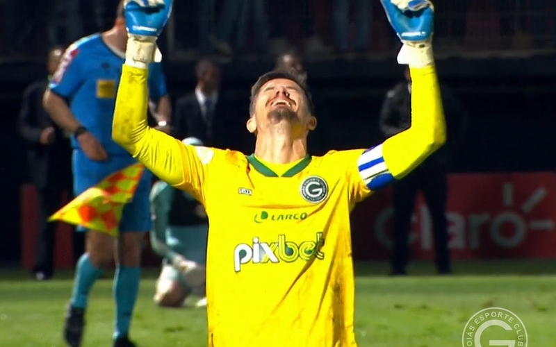 Na raça! Tadeu brilha e Goiás elimina o RB Bragantino na Copa do Brasil