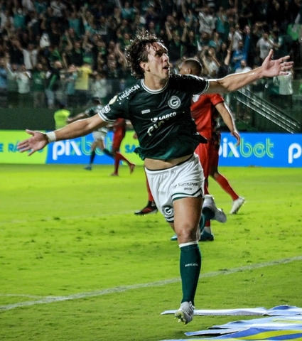 Goiás faz grande jogo e supera o vice-líder Athletico Paranaense, 2 a 1