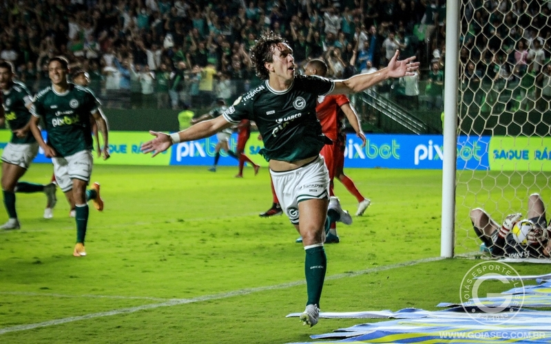 Goiás faz grande jogo e supera o vice-líder Athletico Paranaense, 2 a 1
