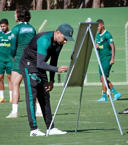 Jair Ventura comanda treino tático no CT
