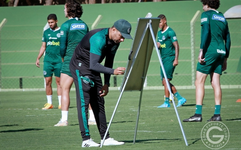 Jair Ventura comanda treino tático no CT