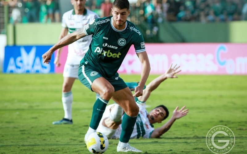 Pedro Raul brilha e Goiás bate o Coritiba na Serrinha, 1 a 0