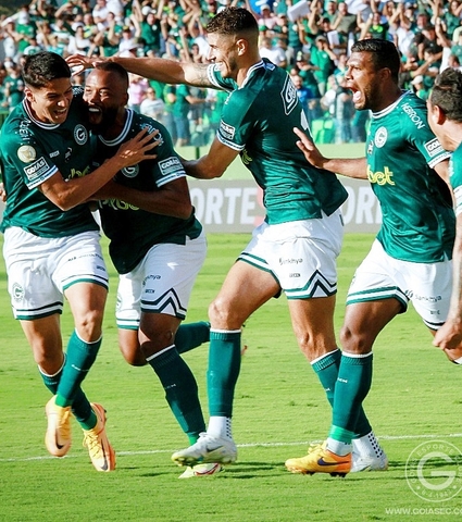 Apoiado pela torcida, Goiás vence o clássico e sobe na tabela, 2 a 1