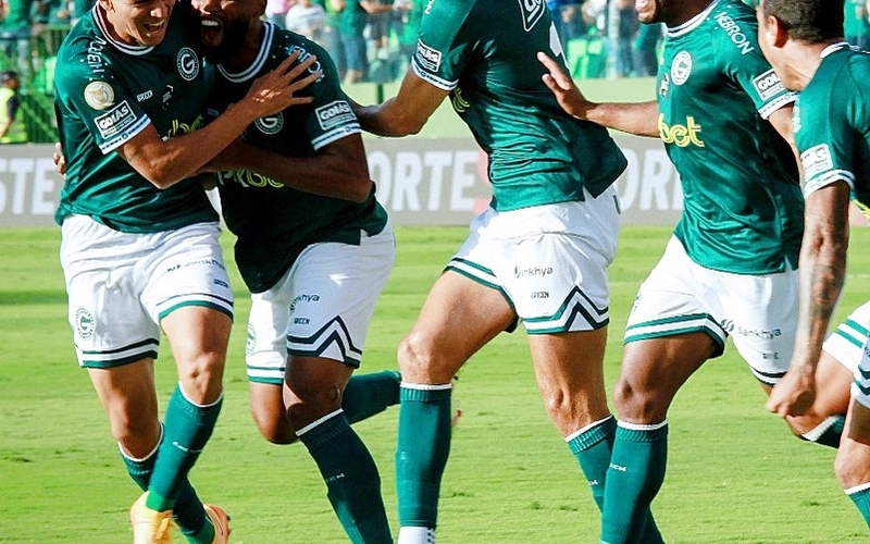 Apoiado pela torcida, Goiás vence o clássico e sobe na tabela, 2 a 1