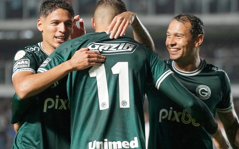 Com gol de placa na Vila Belmiro, Pedro Raul marca dois e Goiás vence o Santos, 2 a 1