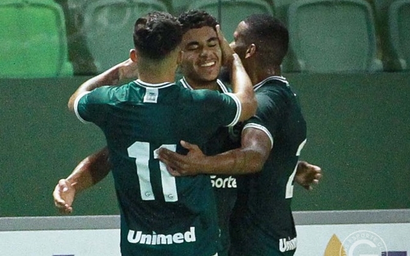 Prata da casa Kauan e Alesson marcam, e Goiás supera o Goianésia, 2 a 0
