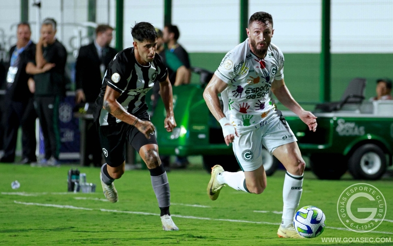 Goiás vence o líder Botafogo de virada, 2 a 1
