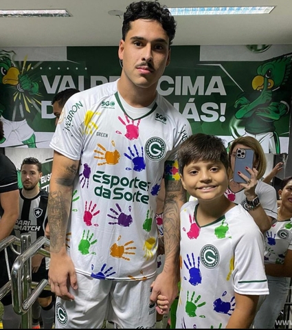 Crianças portadoras do espectro autista entram em campo com os jogadores do Verdão no Dia das Mães