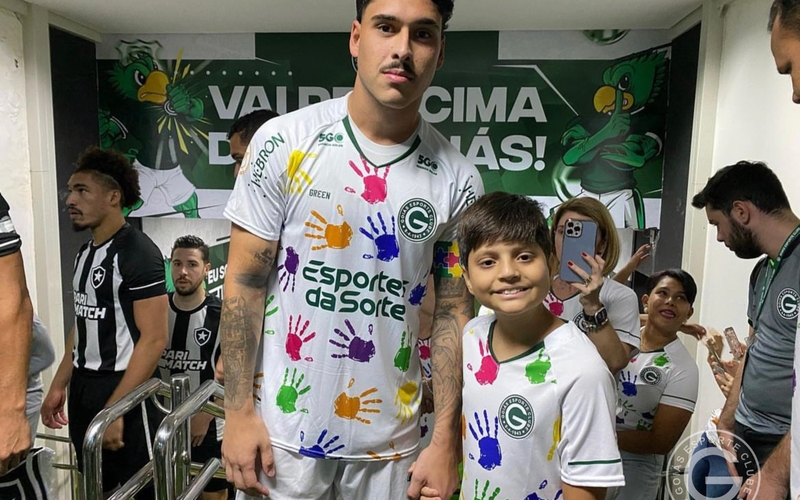 Crianças portadoras do espectro autista entram em campo com os jogadores do Verdão no Dia das Mães