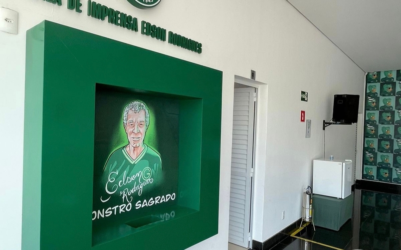 Na Sala de Imprensa Edson Rodrigues, Goiás estreia em entrevista coletiva microfone que era utilizado pelo narrador