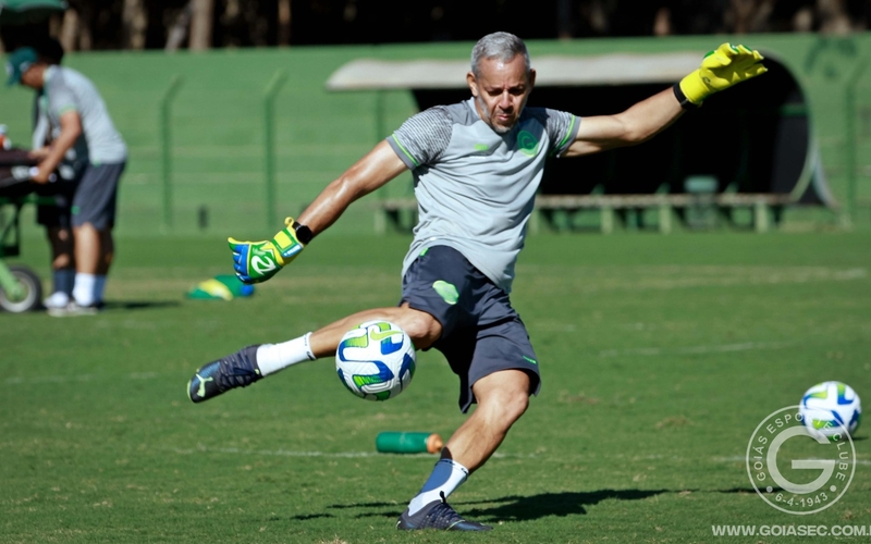 São Paulo x Goiás: Verdão treina e embarca para SP