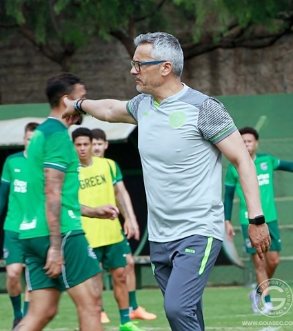 A primeira semana de treinamentos sob o comando do Português Armando Evangelista