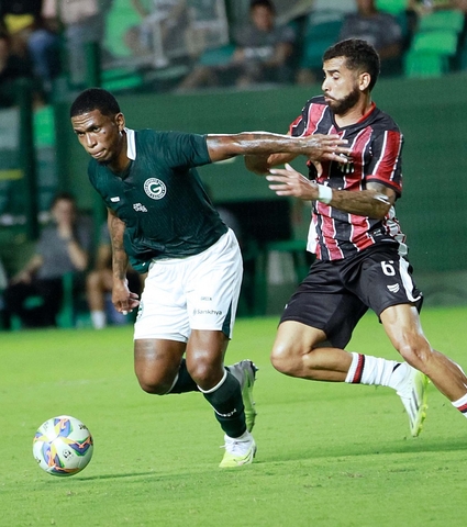 Goiás vence Anápolis e assume a liderança do Goianão