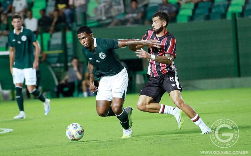Goiás vence Anápolis e assume a liderança do Goianão